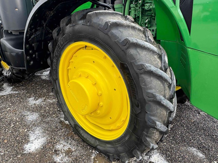 2013-john-deere-8235r-image-17