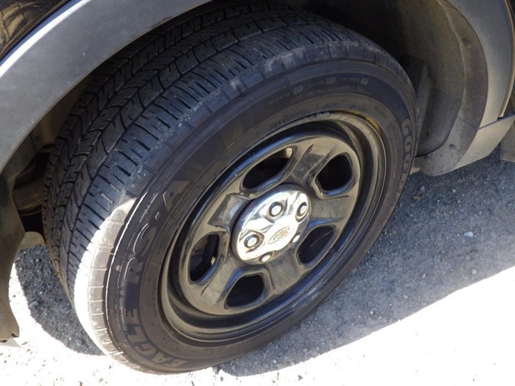 2015-ford-explorer-image-13