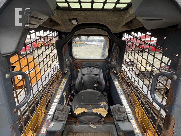 2015-deere-326e-image-15