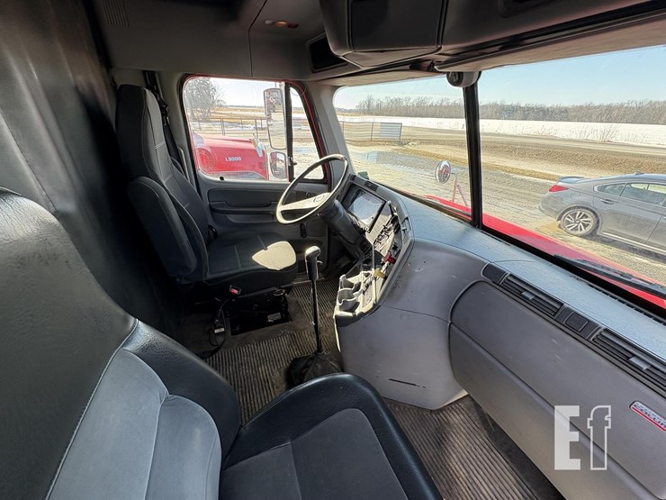 2004-freightliner-columbia-112-image-23