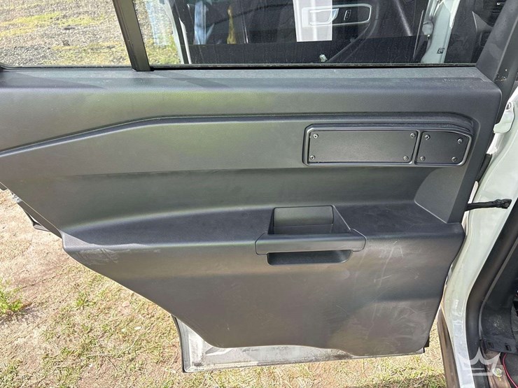 2020-ford-explorer-image-19