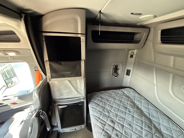 peterbilt-579-image-43