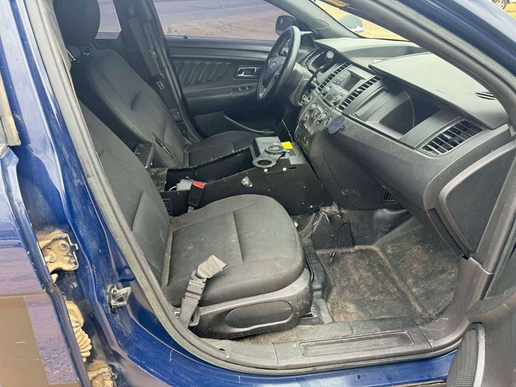 2017-ford-taurus-4-door-sedan-police-package-(132,339-miles)-image-11