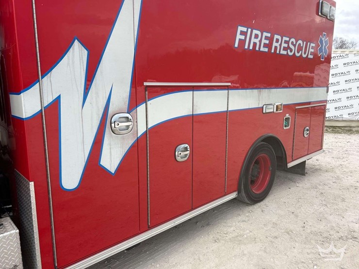 2016-freightliner-m2-106-image-21