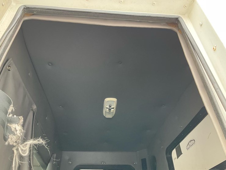 2005-freightliner-m2-106-image-100