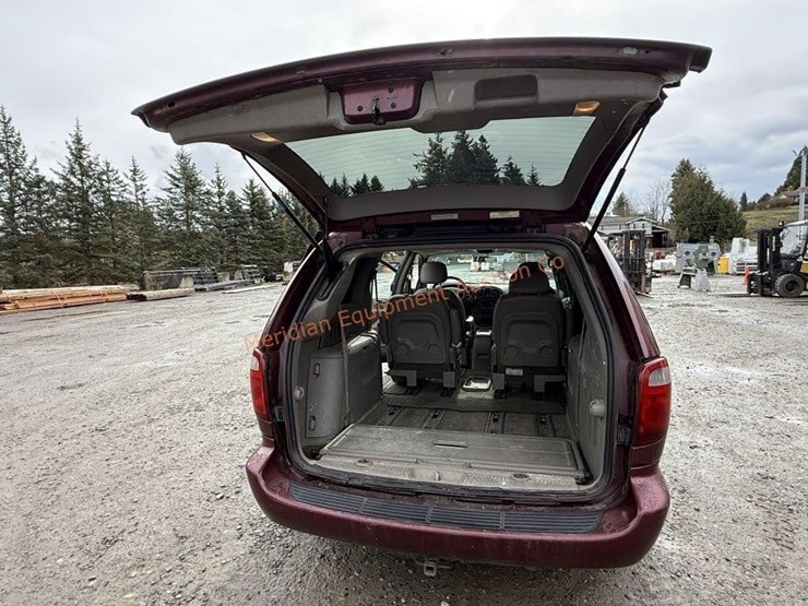 2002-chrysler-town-&-country-image-23