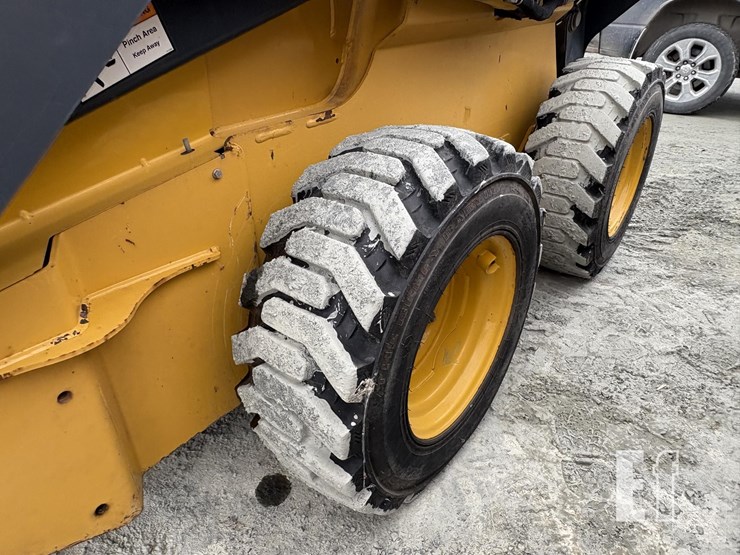 2015-deere-326e-image-11