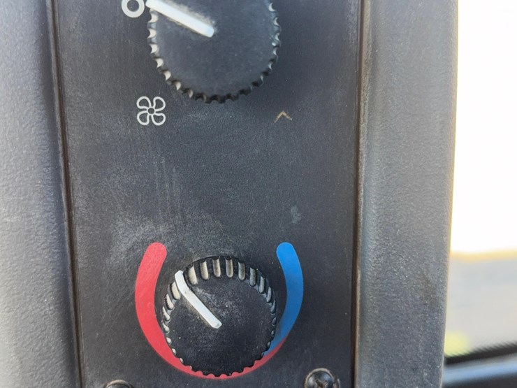 2011-deere-524k-image-37