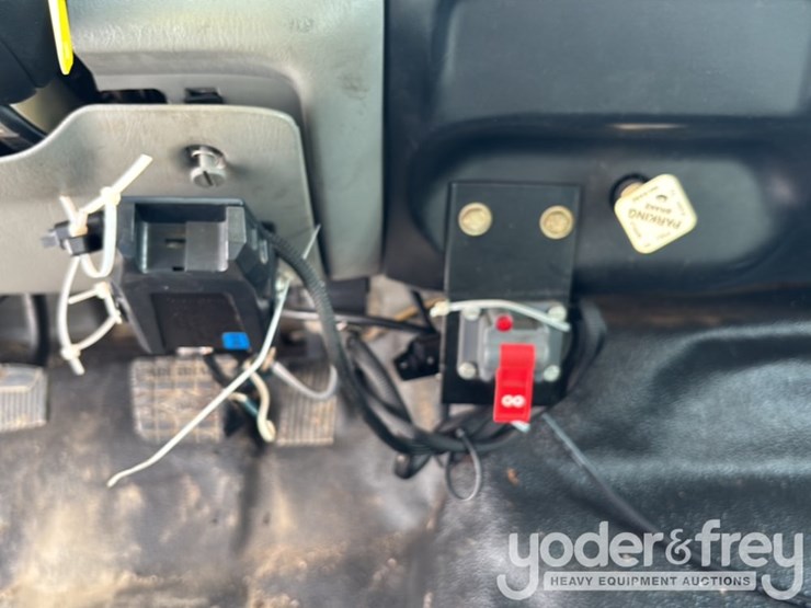 2009-ford-750-image-52