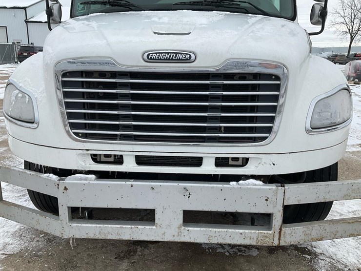 2005-freightliner-m2-106-image-12
