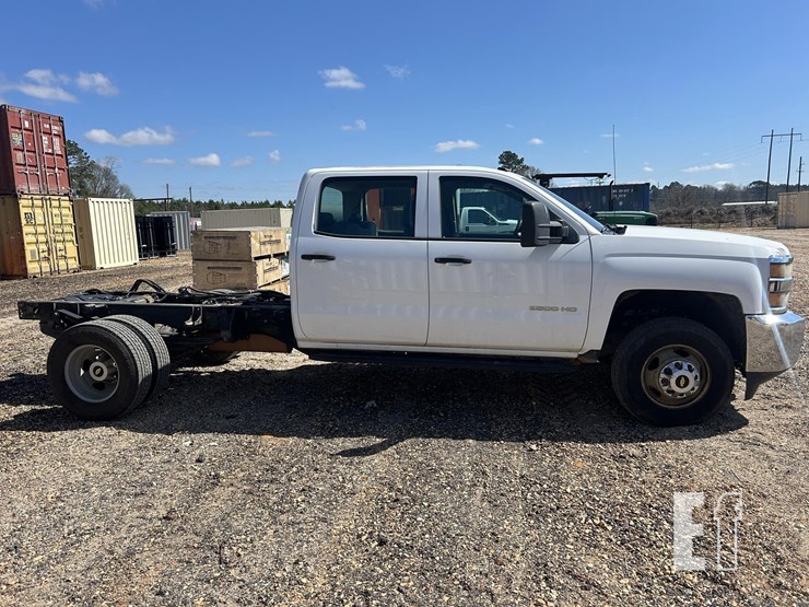 2016-chevrolet-3500-image-6