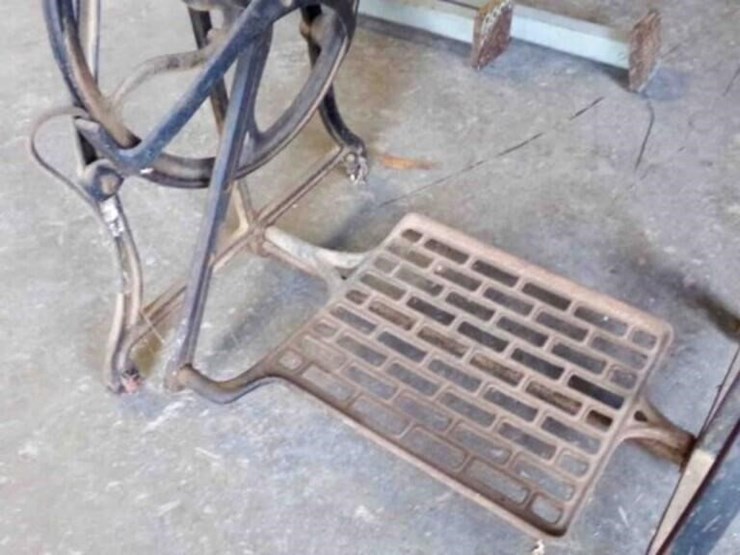 antique-sewing-machine-image-5