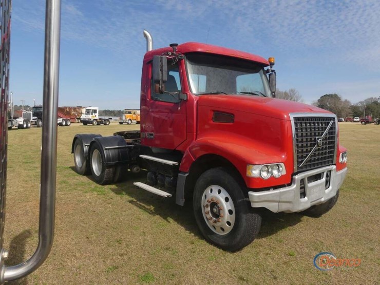 2004-volvo-truck-tractor,-s/n-4v4kc9gh04n352976:-t/a,-day-cab,-ve-d12-465-eng.,-eaton-10-sp.,-wet-kit,-11r24.5-tires,-487k-mi.-image-1