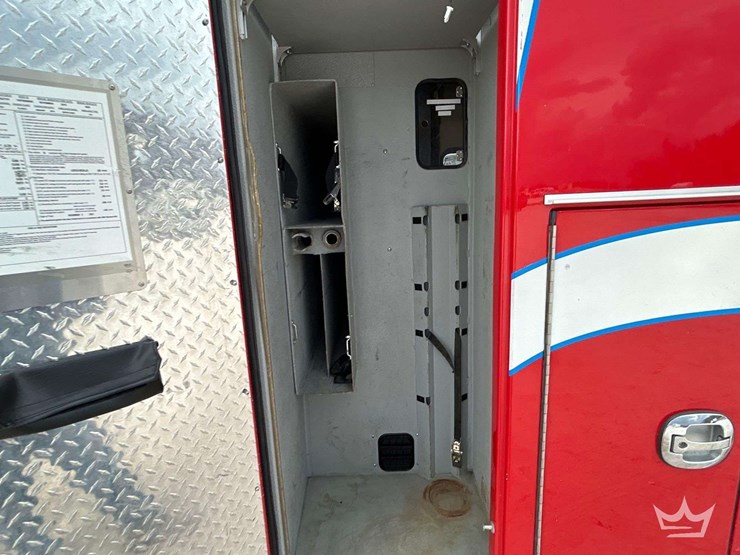 2016-freightliner-m2-106-image-22