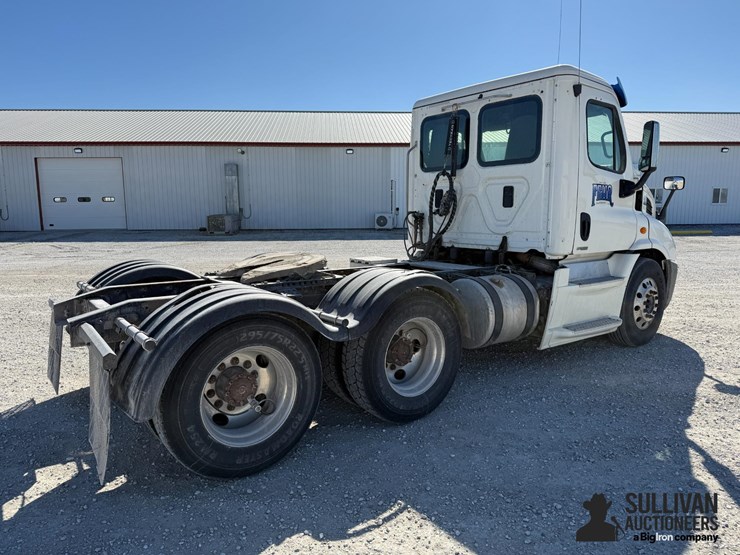 2015-freightliner-cascadia-113-image-5