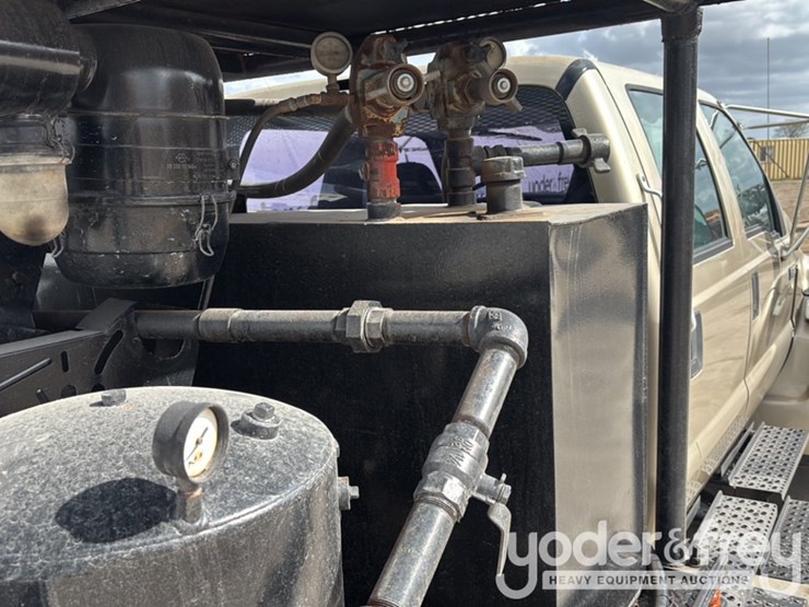 2009-ford-750-image-35