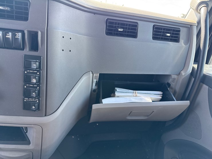 peterbilt-579-image-38