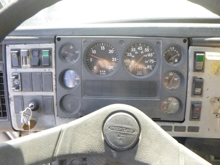 2000-freightliner-fl70-image-21
