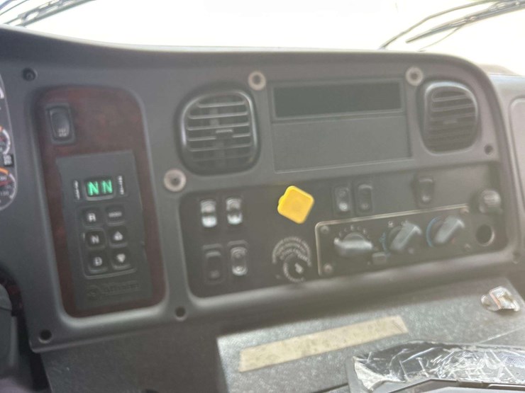 2016-freightliner-m2-106-image-16