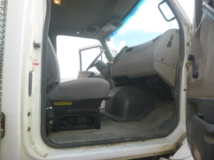 2008-sterling-lt9500-image-14