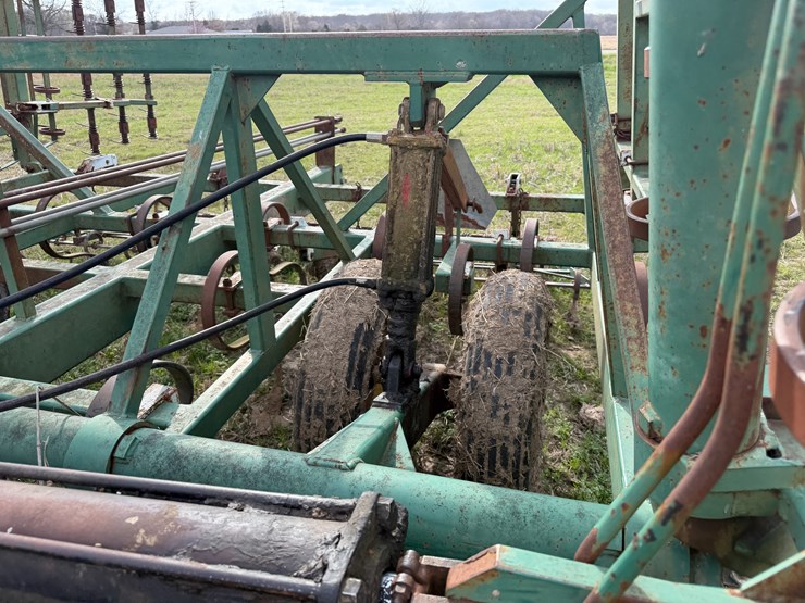 john-deere-32-image-30