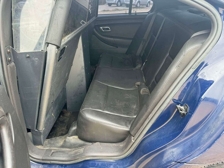 2017-ford-taurus-4-door-sedan-police-package-(132,339-miles)-image-10