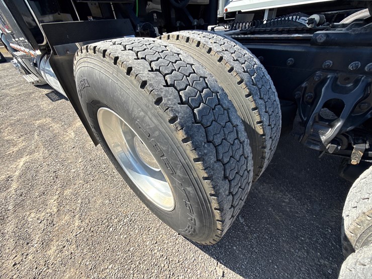 peterbilt-579-image-25
