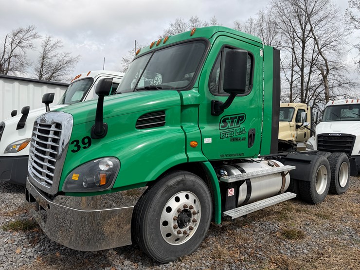#40990-•-2019-freightliner-cascadia-s/a-daycab-truck-tractor-vin:-3akjgbdv5ksks6034-image-1