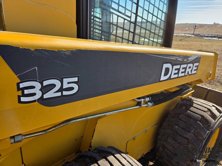 john-deere-325-image-16