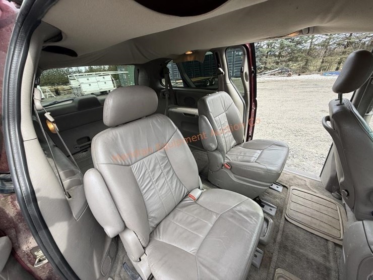 2002-chrysler-town-&-country-image-27