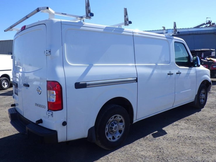 2017-nissan-nv2500-image-3