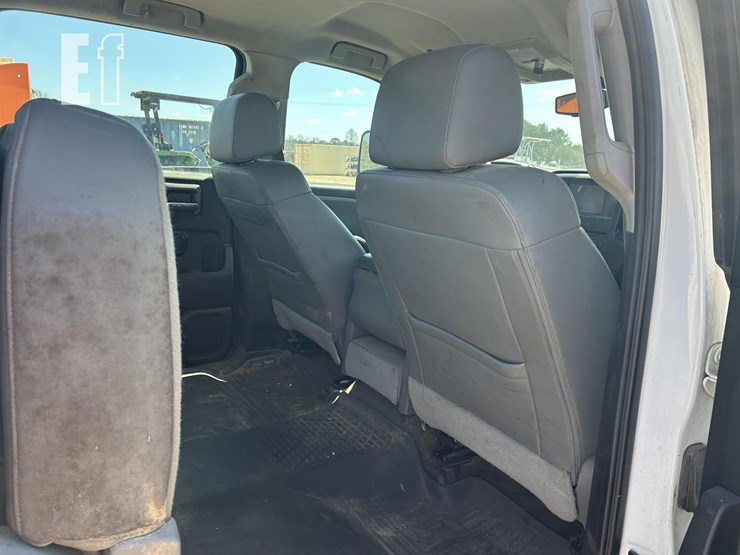 2016-chevrolet-3500-image-16