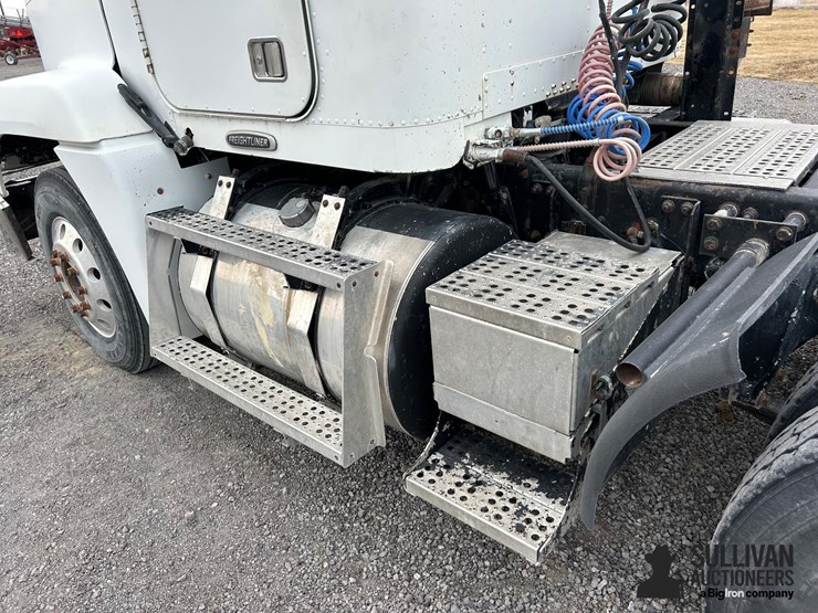 1999-freightliner-fld120-image-9