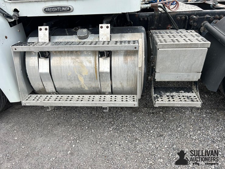 1999-freightliner-fld120-image-19