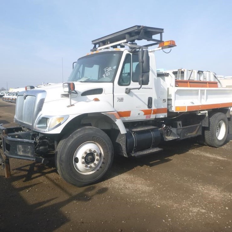 2004 INTERNATIONAL 7400