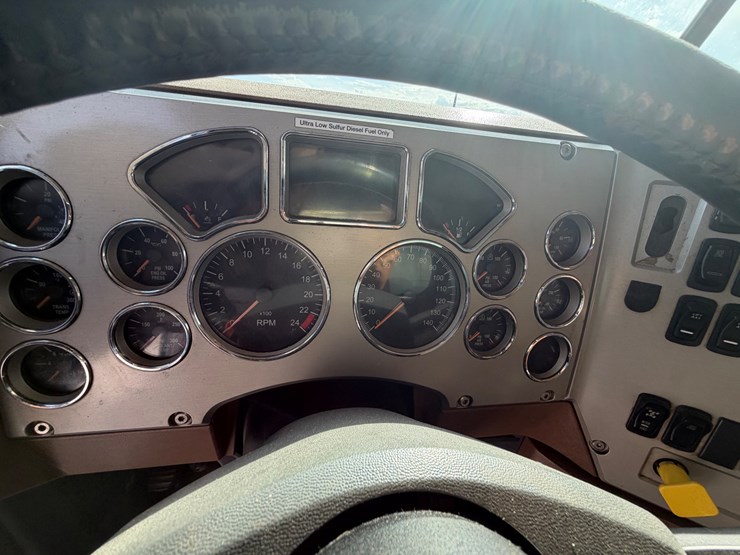 2017-mack-granite-gu713-image-72