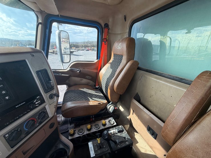 2017-mack-granite-gu713-image-69