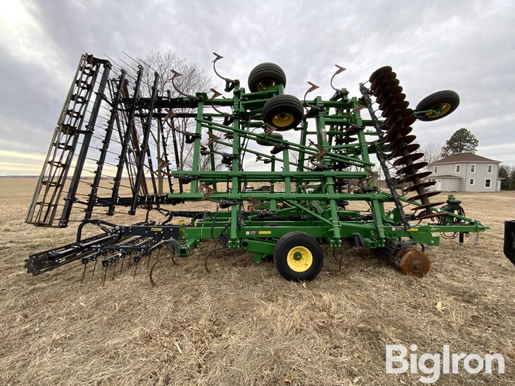 2019-john-deere-33-image-4