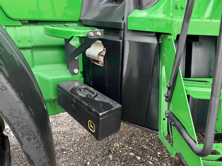 2013-john-deere-8235r-image-33