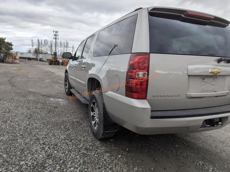2007-chevrolet-suburban-image-3