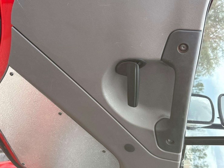 2016-freightliner-m2-106-image-10