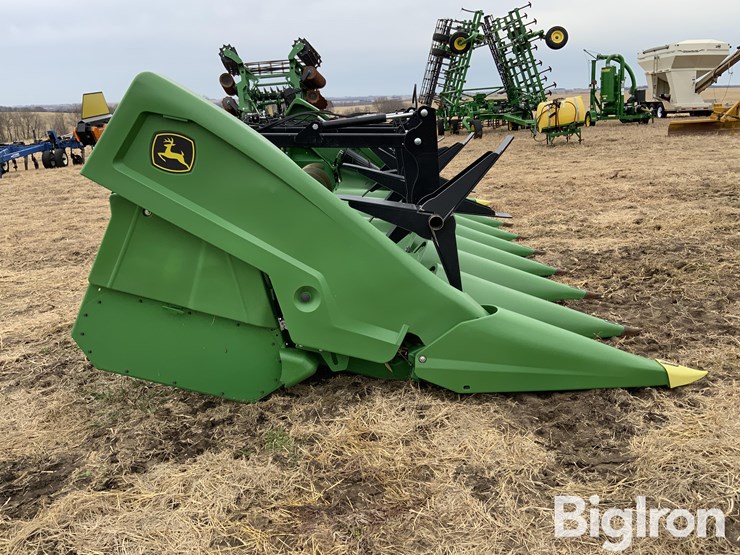 2024-john-deere-c8r-image-4