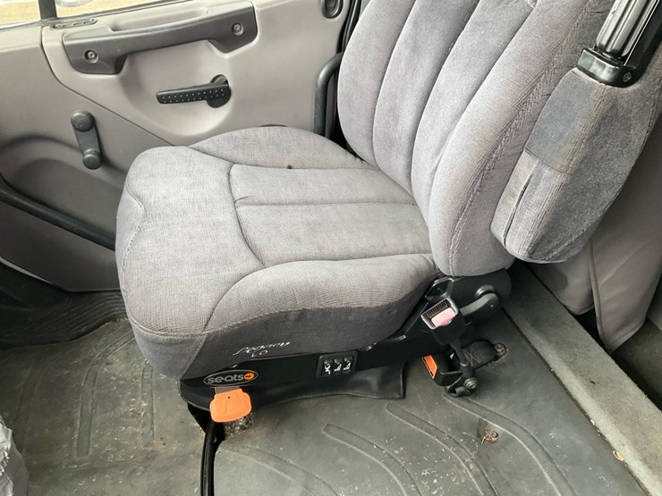 2005-freightliner-m2-106-image-91