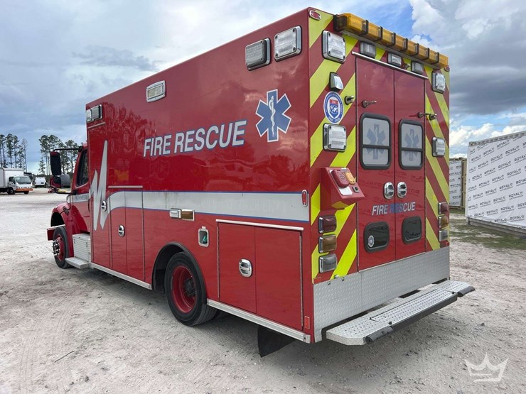 2016-freightliner-m2-106-image-4