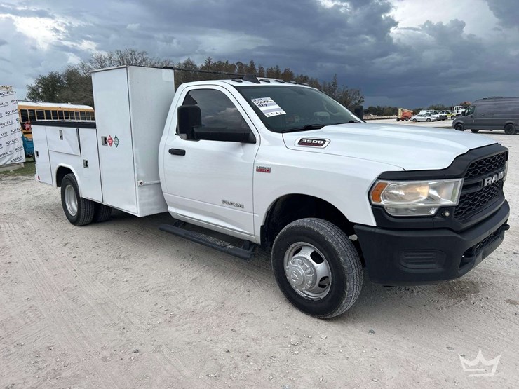 2019-dodge-3500-image-2