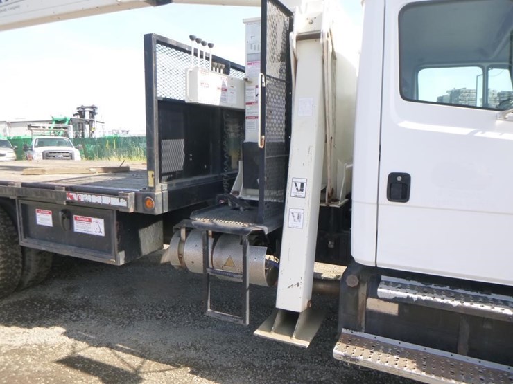 2000-freightliner-fl70-image-12