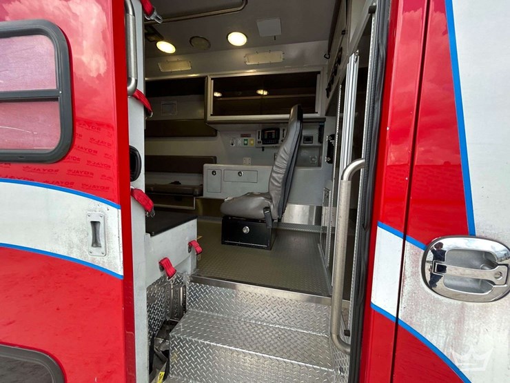 2016-freightliner-m2-106-image-28