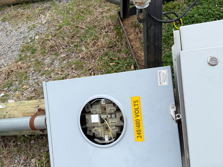 #41002-•-worldwide-3-phase-electric-motor-w/pole,-meter-loop,-and-breaker-box-image-6