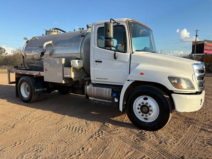 2018-hino-268a-image-4