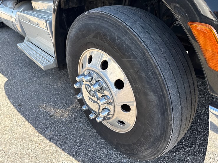 peterbilt-579-image-13